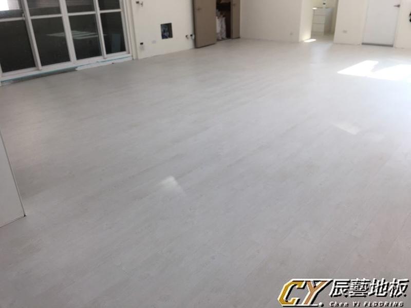 辰藝地板~案場實例~台北市星雲街 6.4吋超耐磨木地板-白毫