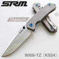 SRM 9008-TZ 折刀 (K924)  》鈦合金握柄  》刀柄尾端的玻璃擊破器  》鎖定機制   