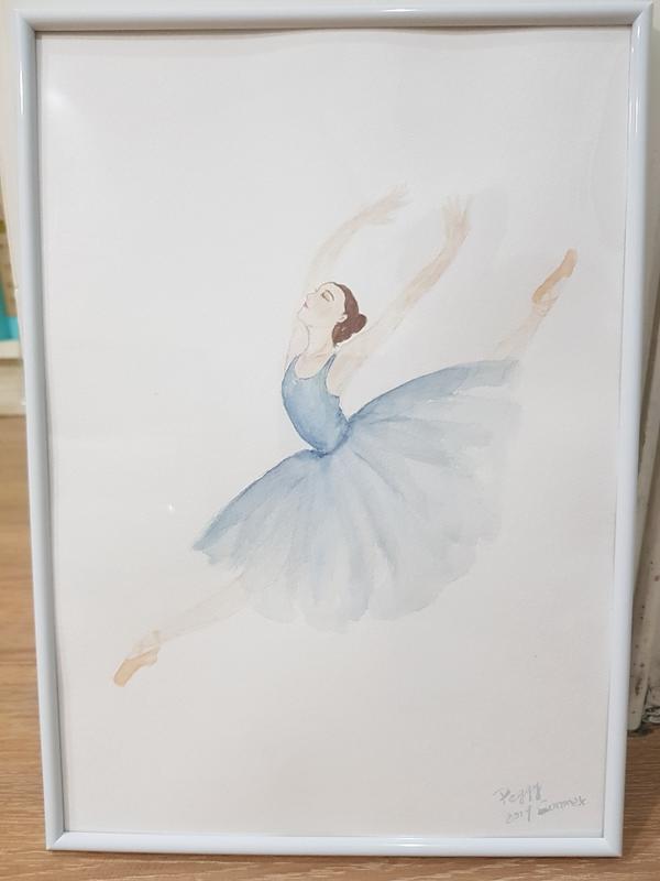 手繪水彩畫-藍色芭蕾女孩 清新優雅舒壓 (非印刷，含框及3M掛鉤)