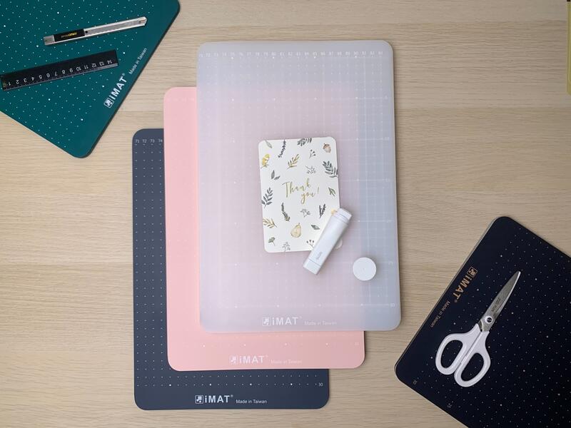 【多功能摺疊墊】iMAT 翻轉切割墊™ 環保無毒 1.5mm 手作/辦公 桌墊
