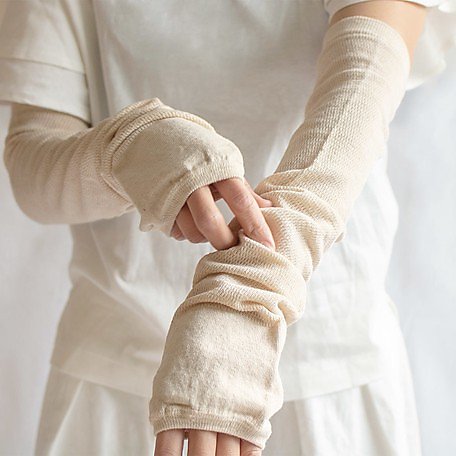 日本製 亞麻棉輕薄袖套，薄滑質地，高抗 UV 96~99%，清洗快乾，觸感涼爽，四色可選。－亜麻色 