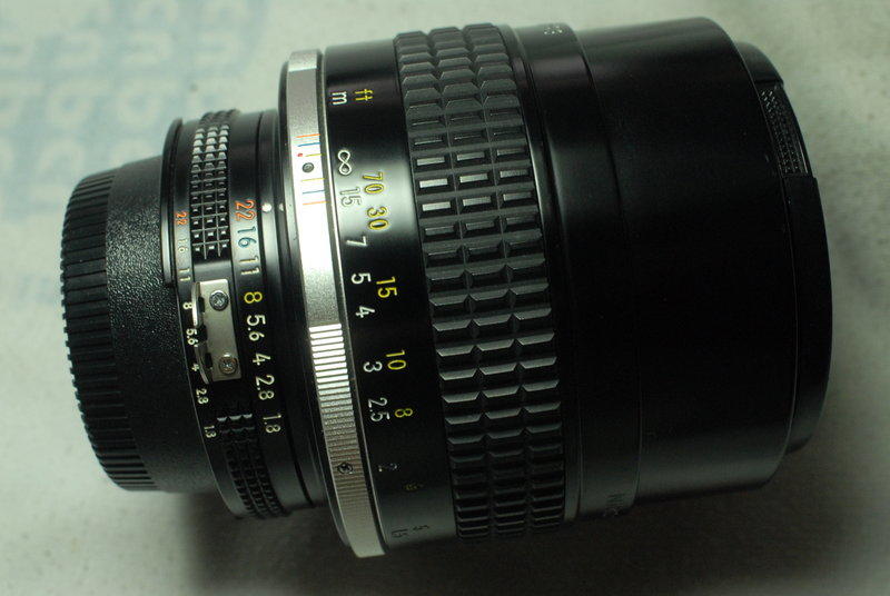 頂級銘鏡：Nikon 原廠 [ Nikkor AIS 105mm F1.8 手動人像銘鏡 ]。（最大光圈頂級 FM2 FM3a F3 D300 D3