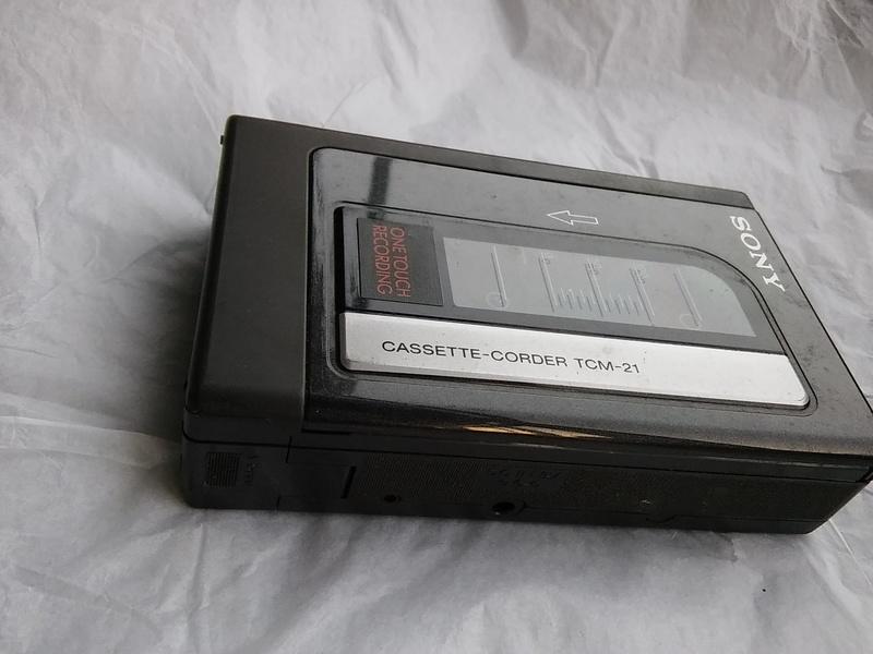 早期貼有日本進口貨物稅的Sony TCM-21卡式錄音帶隨身聽 (有播放卡帶&錄音功能) {此拍賣物不附電池與其它任何配