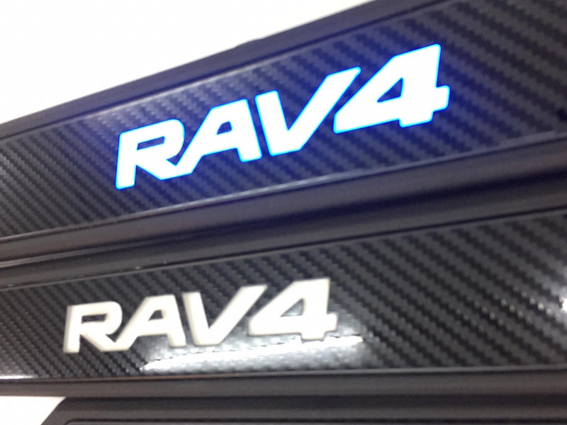 19 RAV4 踏板 外踏板 卡夢冷光踏板 LED踏板 碳纖維