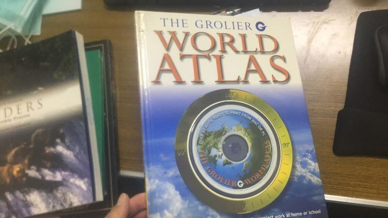 附光碟 E The grolier World atlas 滾動的世界地圖集 40E