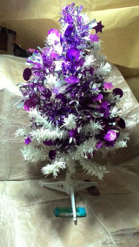聖誕過後廉讓，二手，新：60 cm 高桌上型雪白松針紫帶聖誕樹.紫帶200公分金屬樹幹。加掛 LED 燈串媠！