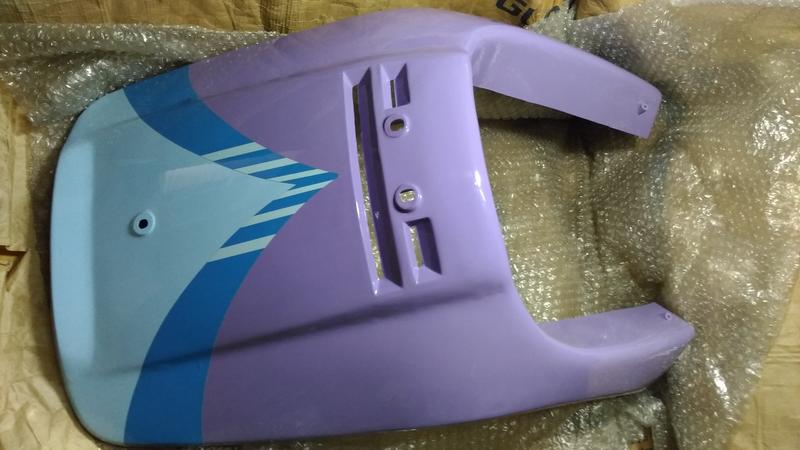 絕版品，貨底：GS7 GR1 DJ豪美 風神50前面板擋風板，紫色、粉藍烤漆，貼 V 形水藍飾紙。豪美風神車殼