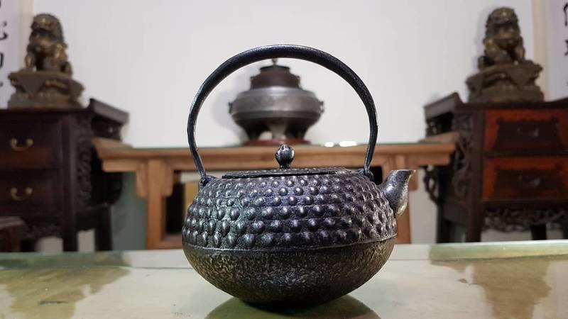 『砂鐵壺達人』 日本茶道具 照光堂落款 大霰紋 花苞摘小砂鐵壺