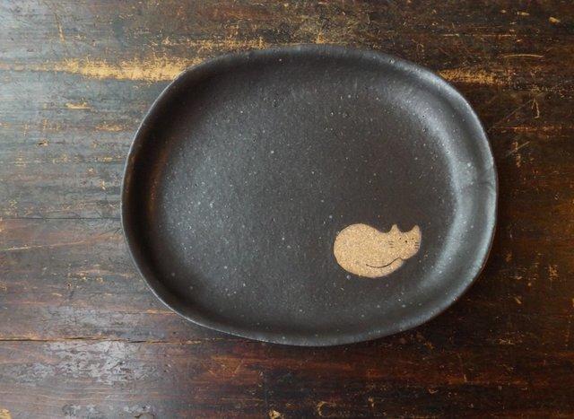 艾苗小屋-日本製女性陶器作家手工製可愛趴下貓橢圓皿
