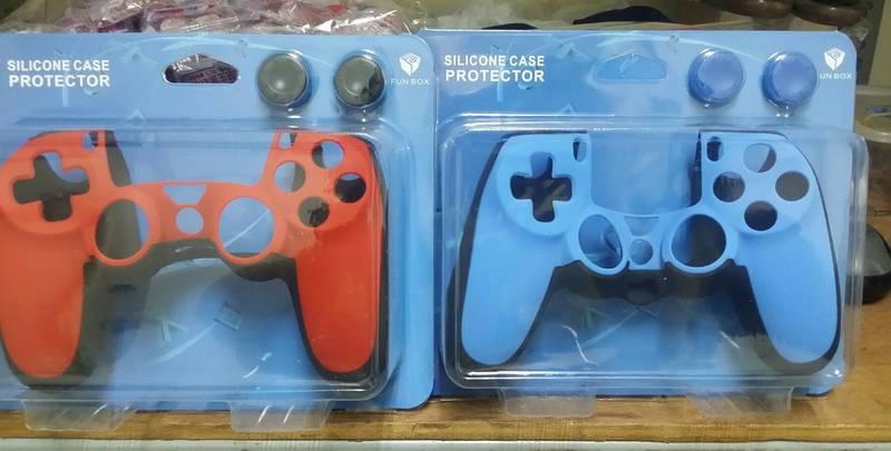 全新 FUN BOX防撞防滑 PS4 DS4 手把專用 果凍套 矽膠套+(贈)類比搖桿套組 紅色/藍色 【左田右樂】