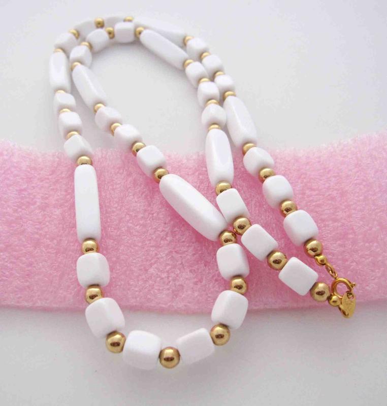 【戴大花】Vintage古董飾品-  經典【Trifari】塑料牛奶白 方糖造型 甜美串珠項鍊 #C368
