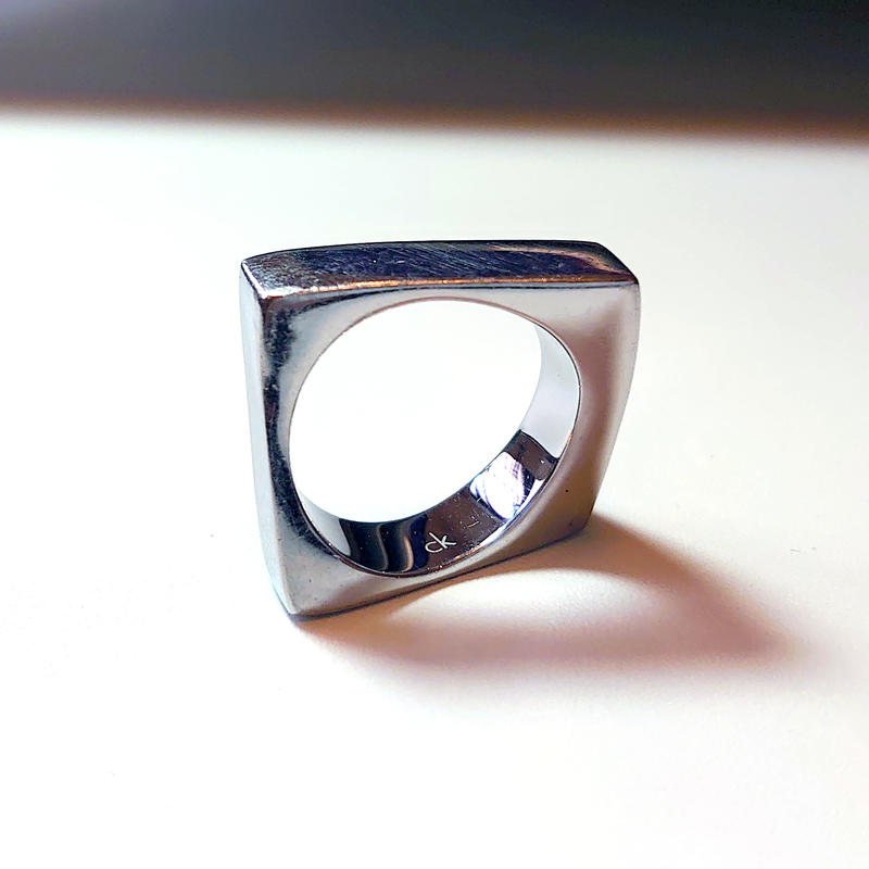 CK Calvin Klein 戒指／方形三維空間概念簡約設計（戒圍L8  1.83cm)