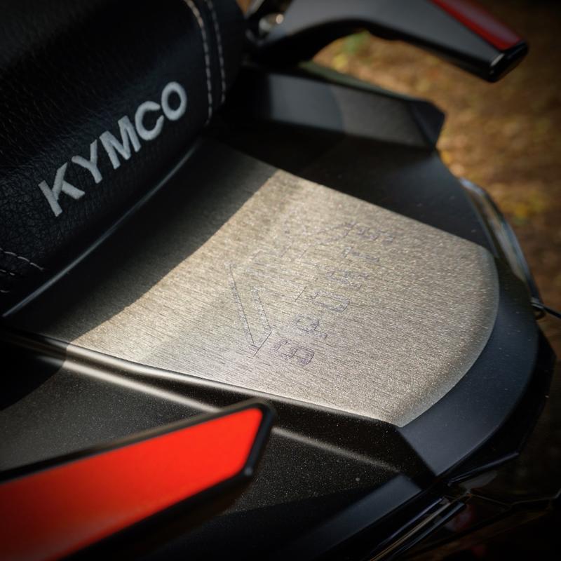 光陽 KYMCO AK 550 尾燈上蓋 髮絲鈦 裝飾貼紙