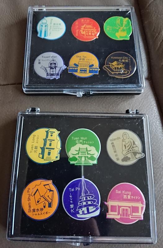 2001年「漫遊十八區」地鐵紀票附的徽章(不全) 港鐵MTR 二盒十二個不拆賣【三十之上 是賺旅費的】