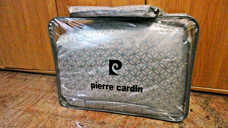 【Pierre Cardin皮爾卡登】單人床包組(加大單人床也可用) 二個歐式枕頭  一床包  兩用被套(將近雙人尺寸)