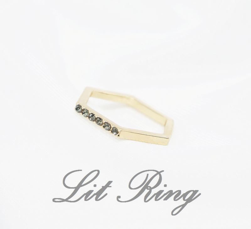 【Lit Ring】六邊形黑色水鑽戒指。簡約 金色 個性 時尚 幾何 微鑲 黑鑽 細圈 排鑽 線戒 戒指 飾品 首飾