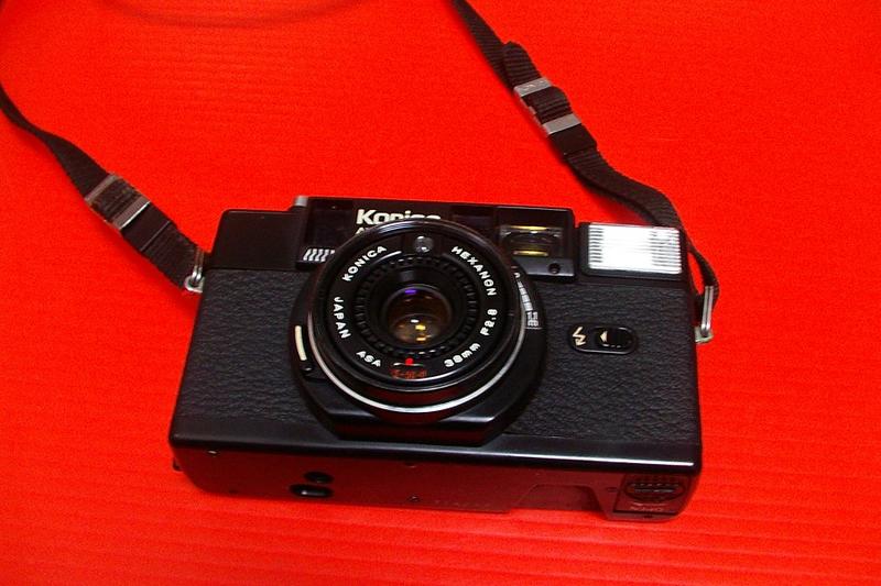 收藏品：故障零件機（電池漏液 過片障等）： Konica C35 AF2 +相機套背帶+kenko保護鏡。價550元