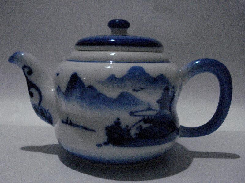 【窈窕淑女】台灣製。彩釉陶瓷茶壺。