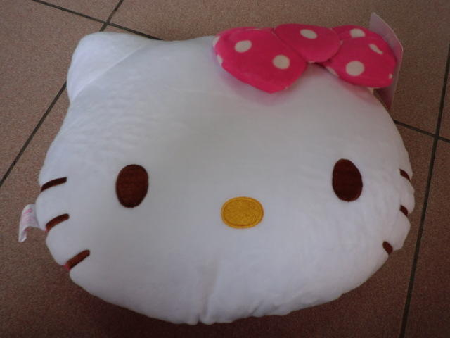 【nike100m】凱蒂貓 Kitty KT 頭型 抱枕 車用 靠枕 午安枕 約30x24x12cm