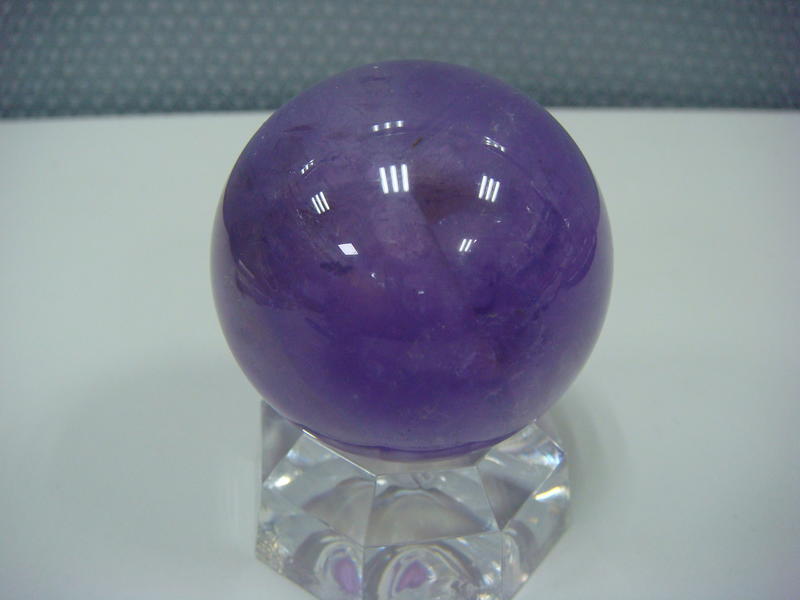 紫水晶球073(重146g,直徑47.5mm)附壓克力座