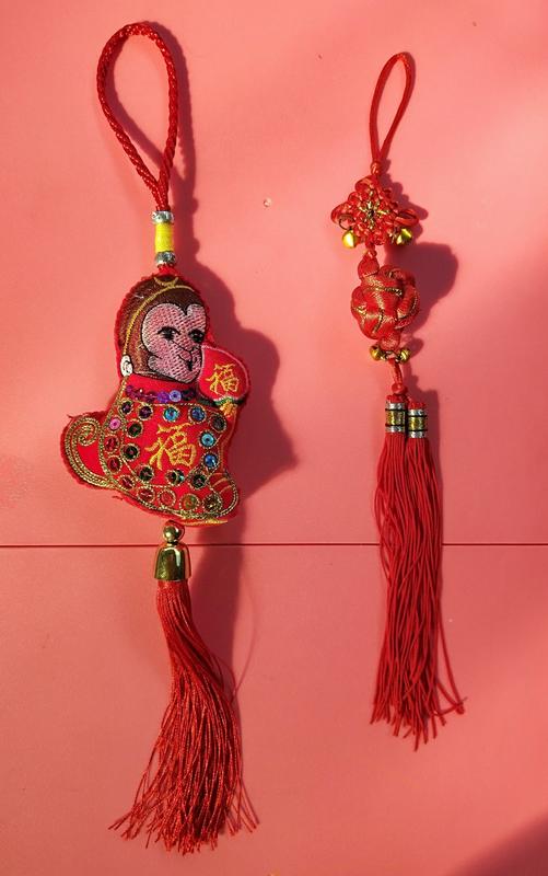 ☆CAROL時尚館☆ 中國風 年節 吊飾 猴子造型 繡球造型