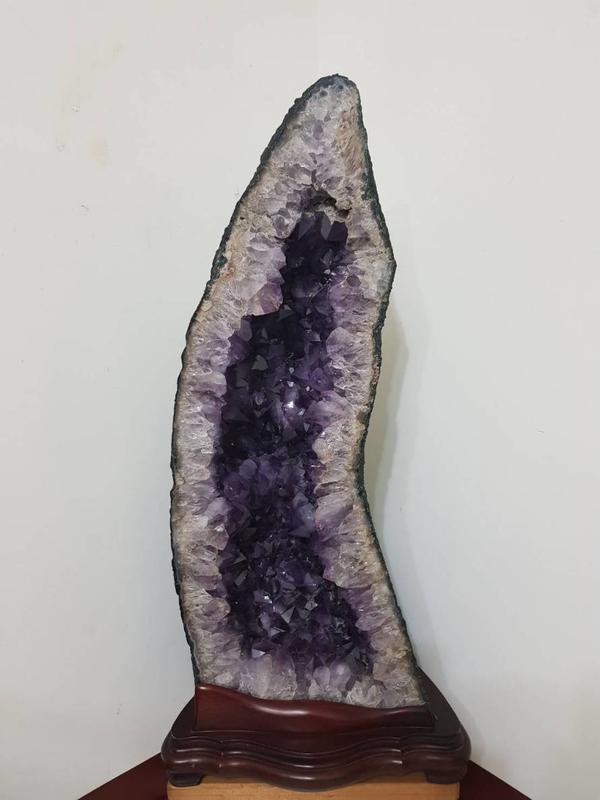 天然巴西紫水晶洞，觀音形象，50公斤重，誠可小議