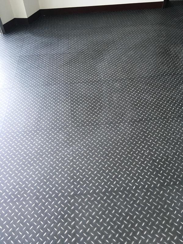 美的磚家~-工業風各大機車行重機店立體浮雕黑鋼金屬鐵板紋,塑膠地磚(地板)~60cmx60cm3mm每坪1750