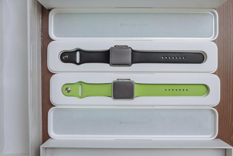 Apple Watch Sport 42 公釐 太空灰+黑色運動型錶帶 與 銀色鋁+綠色運動錶帶