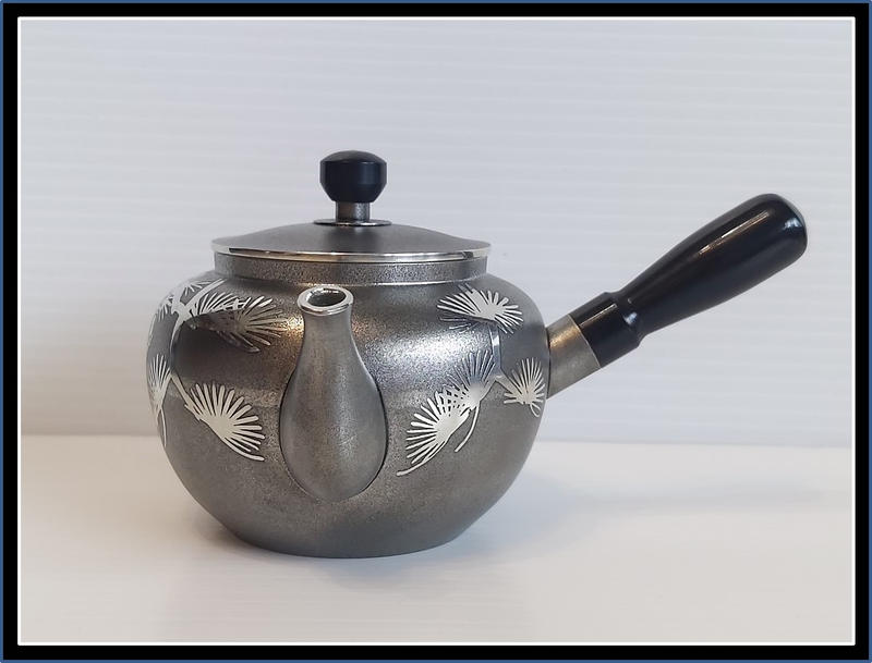 勇哥小鋪》】日本茶道具－大阪錫器本錫款【老松圖騰紋純錫側把茶壺