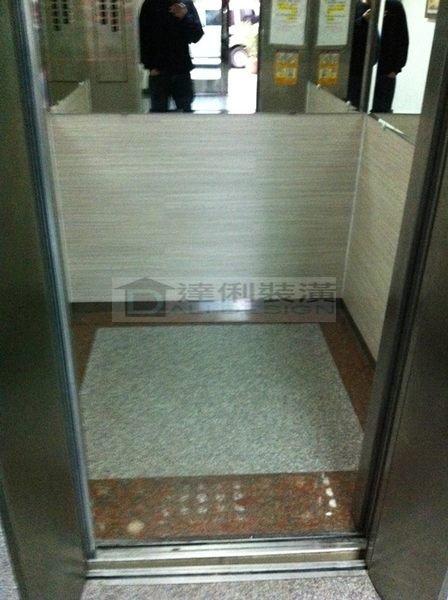 【達俐窗簾、壁紙、地毯】桃園、臺北 白木紋長條地磚 使用於電梯牆上 美觀 耐刮