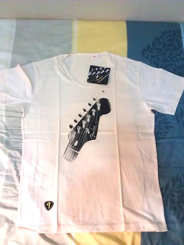 Uniqlo x Fender Stereocaster  電吉他 米白 T 恤