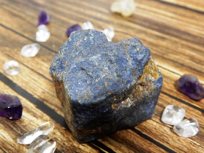<< 紫愛水晶 >> 天然藍剛玉原礦（藍寶石原礦）尺寸：約36*33*28（mm）重約89g