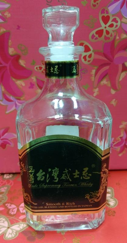 還不錯滴♡♥~D112~玉尊台灣威士忌"空酒瓶"700毫升~♥♡~884g~