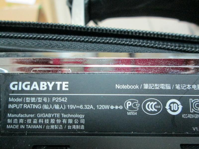 台中筆電維修：技嘉 GIGABYTE P2542  筆電開機無反應,開機斷電,顯卡故障花屏,面板變暗.泡水主機板維修