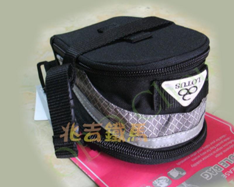 【兆吉鐵馬】車袋-LOTUS (綁帶式)半圓型坐墊後袋(銀黑)