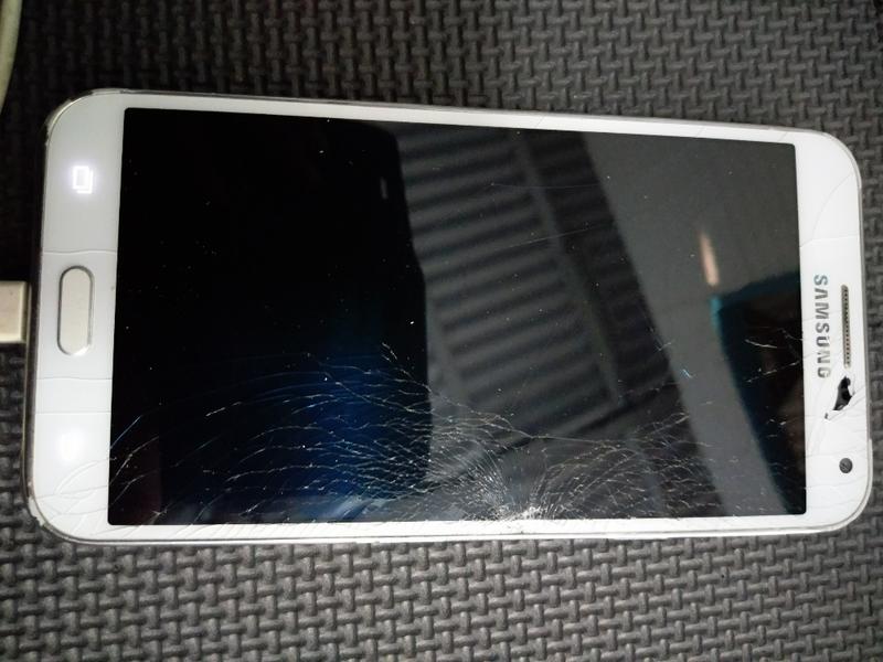Samsung Galaxy E7。可充電， 可開機， 螢幕破， 零件機販售 ，售出不退