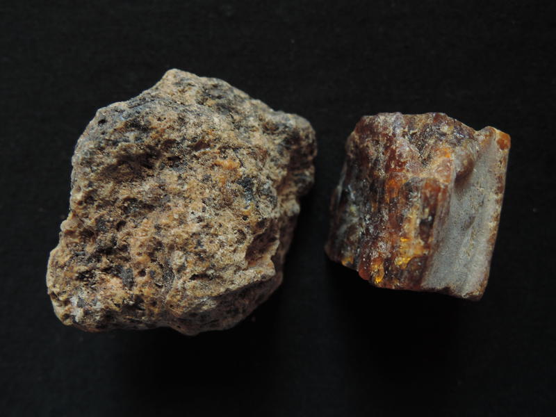 天然特級香琥珀原礦擺件/100%純天然無加工過的特級品，燃燒香，重約15公克@535