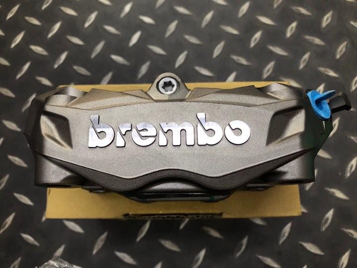 Brembo 鑄造一體式輻射卡鉗 AK550 光陽盒裝(含原廠煞車皮)輻射卡鉗 灰底銀字 活塞32/32 孔距100mm
