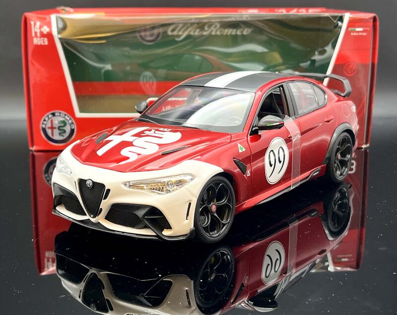【MASH-2館】盒損福利價  Bburago 1/18 Alfa Romeo Giulia GTAM red #99