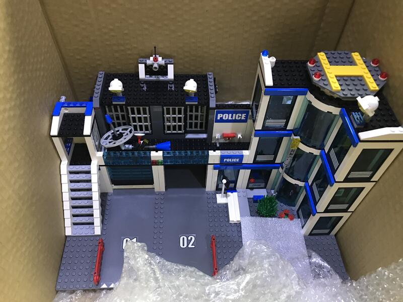 少玩 配件大致齊全 LEGO 樂高 7498 police station 樂高城市系列 警察局 4200元