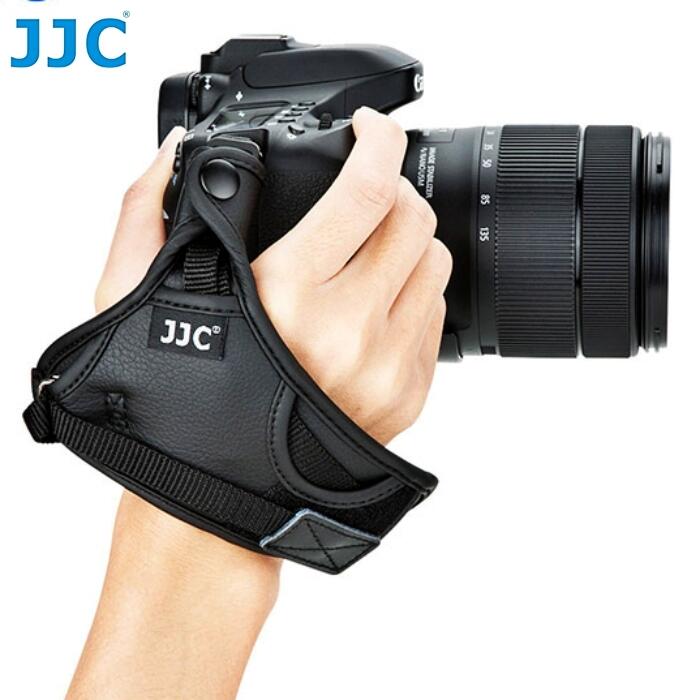 我愛買JJC超纖皮單眼相機手腕帶HS-N大附安全扣目字扣接單眼相機背帶適翻轉螢幕且不卡電池蓋攝影手腕帶相機腕帶單眼手腕帶