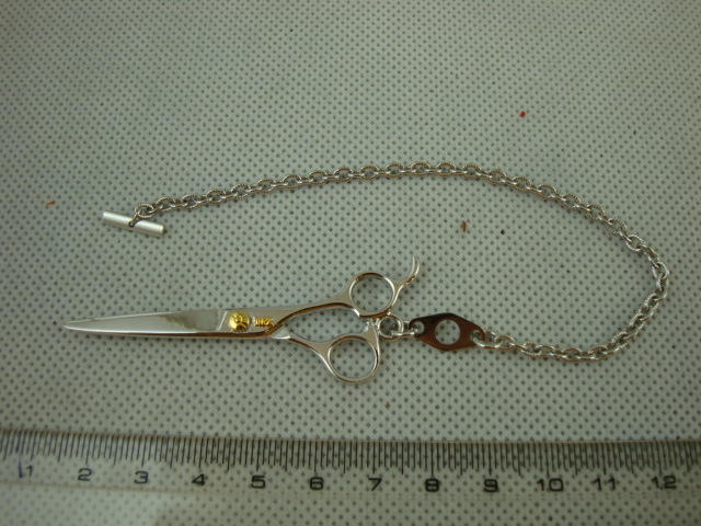 日本 高級 剪刀 品牌 Hiz 的 金屬飾品 鍊條可以串接成圓環狀