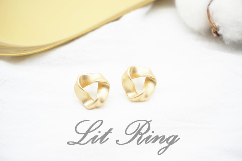 【Lit Ring】霧金折三角耳環。 氣質 霧面 金色 摺 緞帶 鏤空 三角形 耳針 耳飾 耳夾 夾式耳環 飾品 首飾