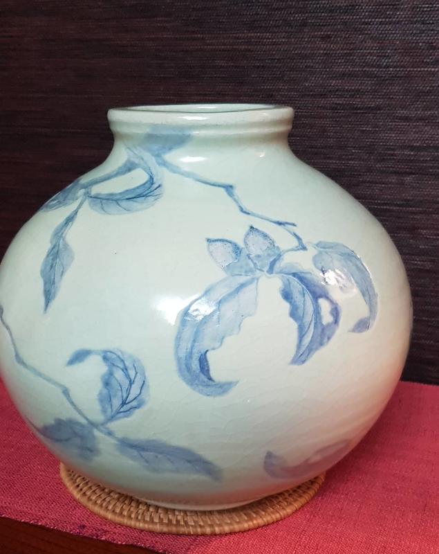 @@@六合堂@@@日本特殊早期橡樹果圖紋藝術品花瓶/罐。 青瓷感釉面，橡樹果葉~青花表現立體，層次感佳~。兼具着各個角度