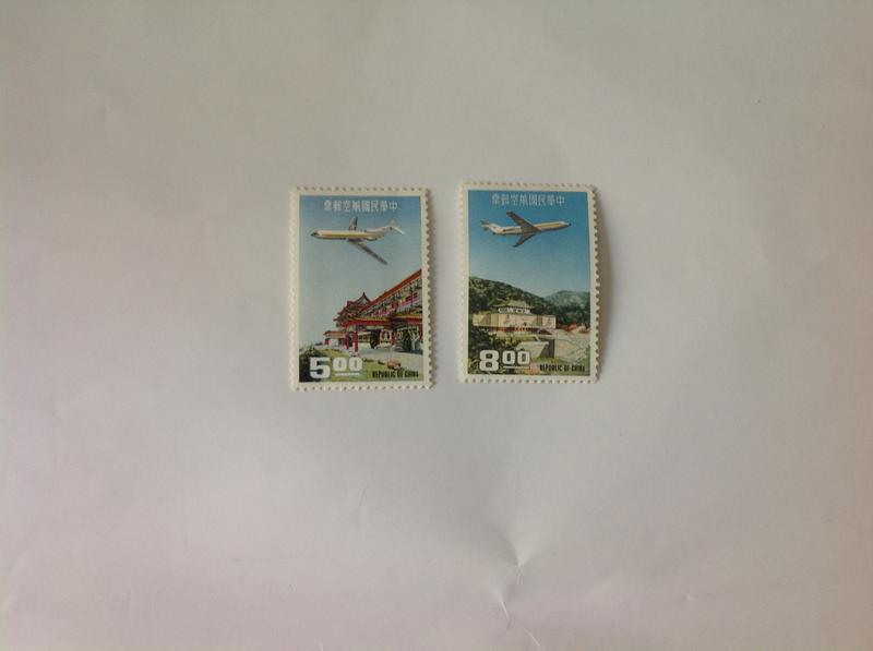 民國56年郵局發行（航17航空郵票「56年版」2枚一套）品相佳，值得收藏
