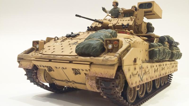 1/35田宮M2A2布雷德利人員裝甲車伊拉克式樣含內構，2名兵員