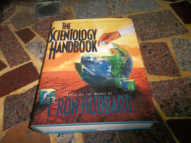 THE SCIENTOLOGY HANDBOOK  L. RON HUBBARD  0884048993 (2B21D)