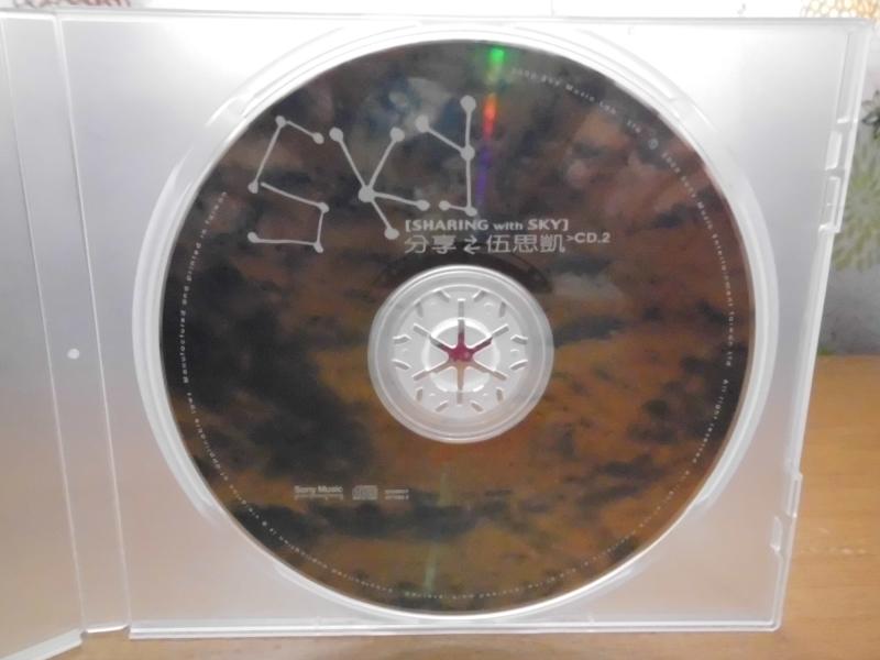 《Mola二手》cd裸片=伍思凱SKY 分享伍思凱 精選 DISK.2 曲目請參考商品說明 (2000年發行,8成新)
