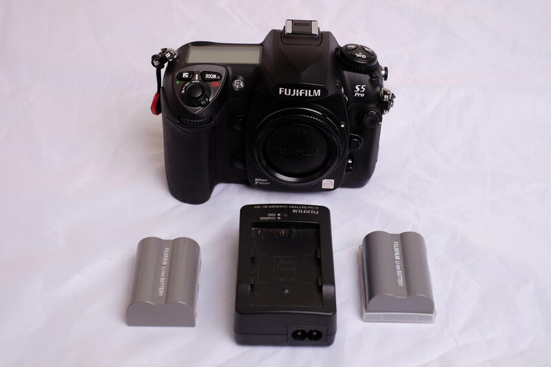 Fujifilm S5 PRO + Tamron 17-50mm F2.8