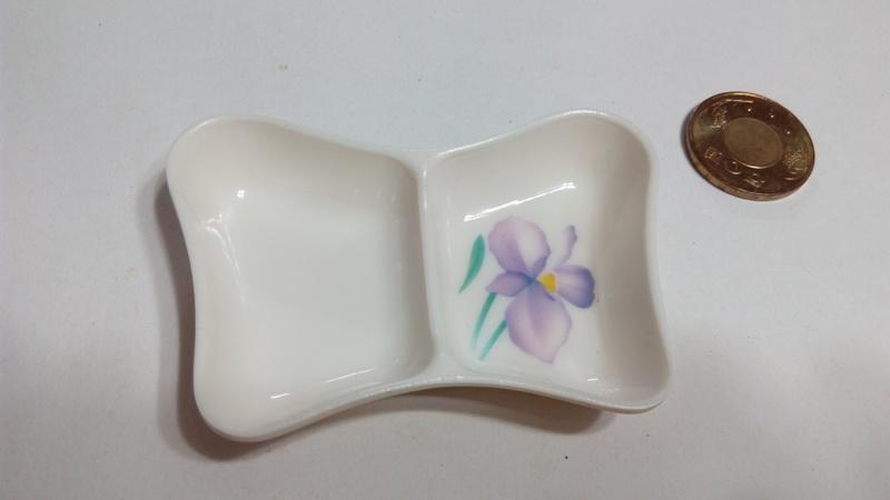 (二手)蝴蝶形醬料碟小盤子小物皿長方形~弧邊塑料美耐皿材質(白色水彩紫色蘭花卉)有歲月痕跡